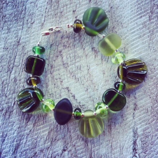 Recycled glass beads | handmade glass beads made from a wine bottle are using in this cute eco-bracelet. 